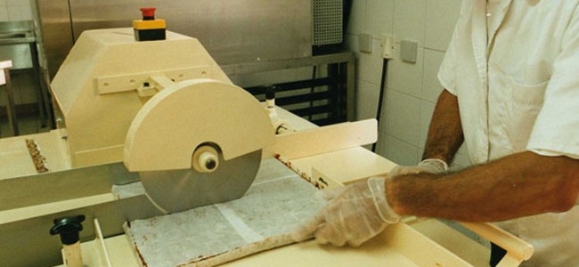 Découpe du Nougat noir au miel de lavande