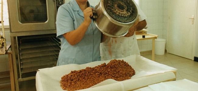 Moulage du nougat noir de provence