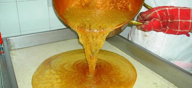 Versement de la matière première, avant mise en forme des bonbons au miel