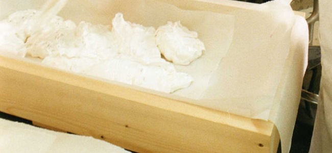 Moulage du nougat blanc au miel