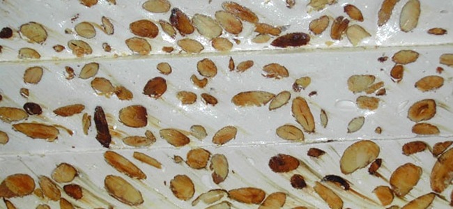 Emabllage du nougat blanc au miel de lavande, avant la vente