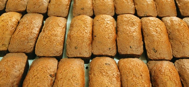 Pain d'épices au miel et pruneaux, fraichement sorti du four.