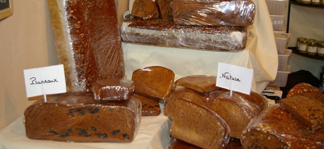 Pain d'épices au miel sur notre stand : pruneaux et nature