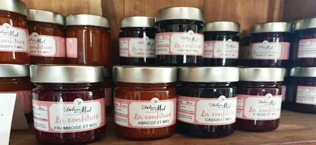 Confiture au miel à la vente, étiquettée
