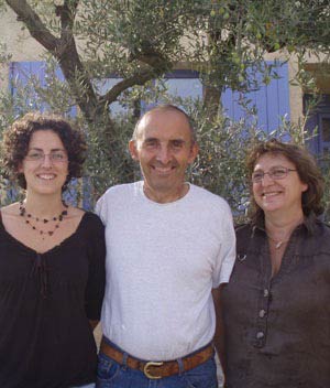 Serge, Nadia et Mélanie, Apiculteurs en Drome Provençale à Roussas Famille Bompard Serge - Mélanie, Nadia et Serge, apiculteurs, devant la Miellerie