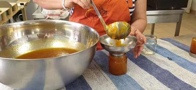 Mise en pot d'une confiture au miel par Nadia