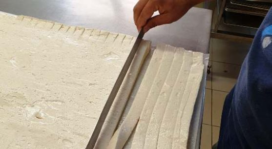 Découpe des guimauves au miel